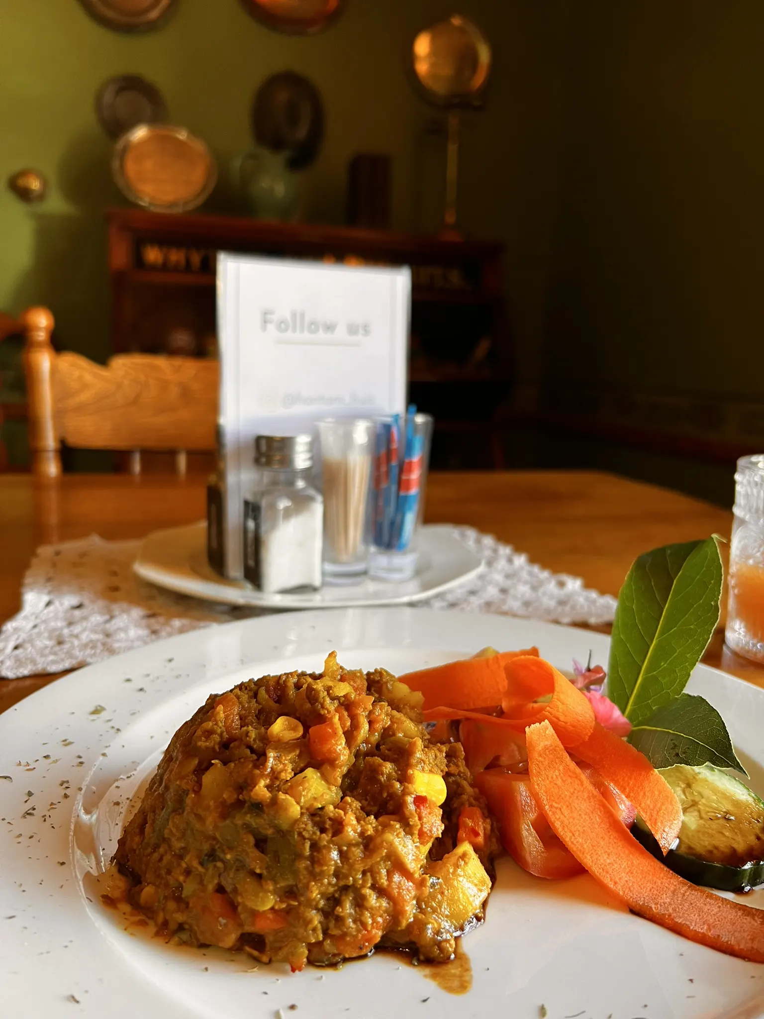 A warm Hantam Huis restaurant dining moment with food being served